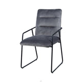 Détail du cadre en acier du fauteuil en velours