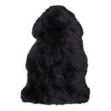 Tapis en peau d'agneau noir sur sol en bois