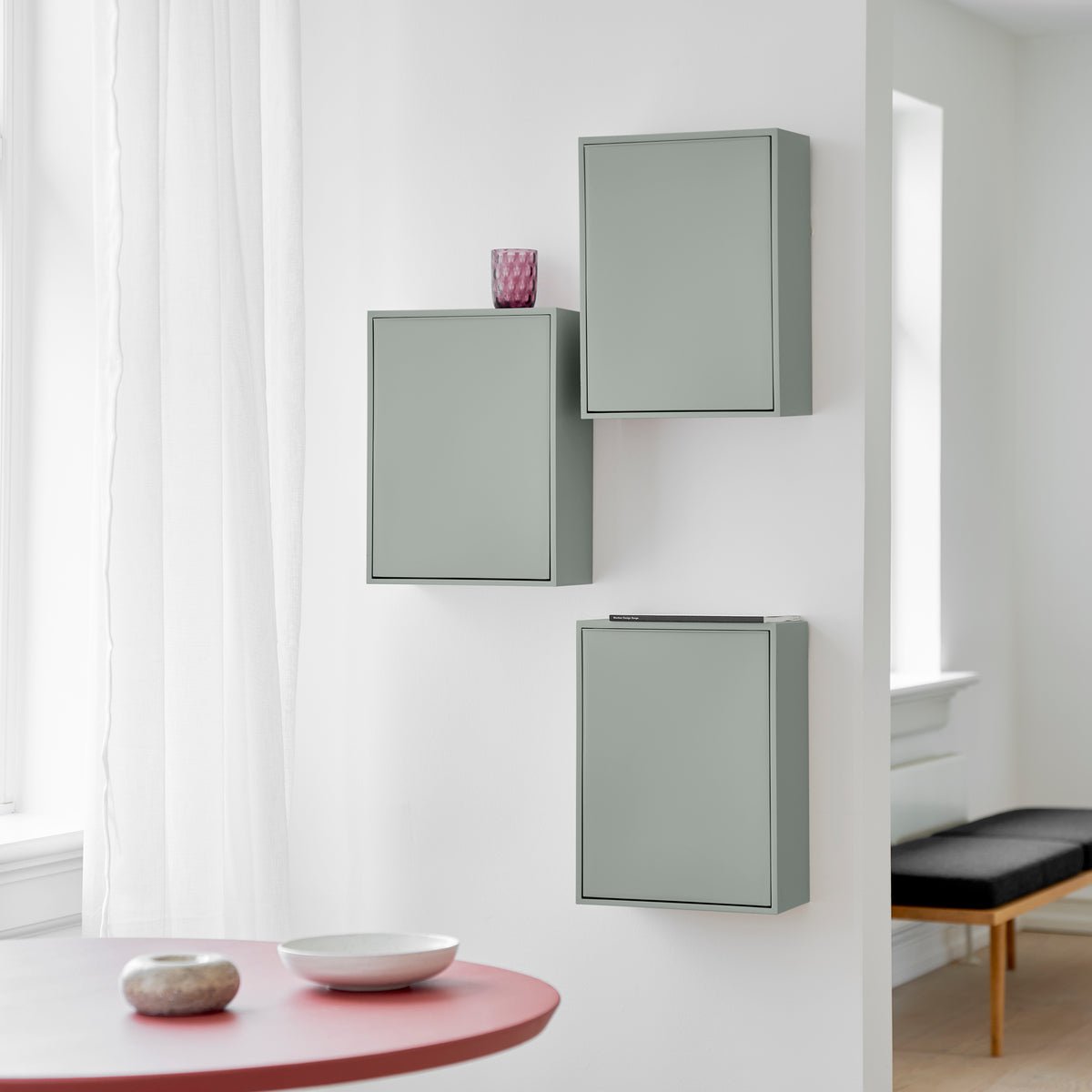 Boîte de recyclage OYOY suspendue dans un intérieur moderne