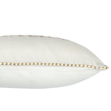 Détail du coussin Bonheur J-Line, mettant en avant les textures et couleurs.