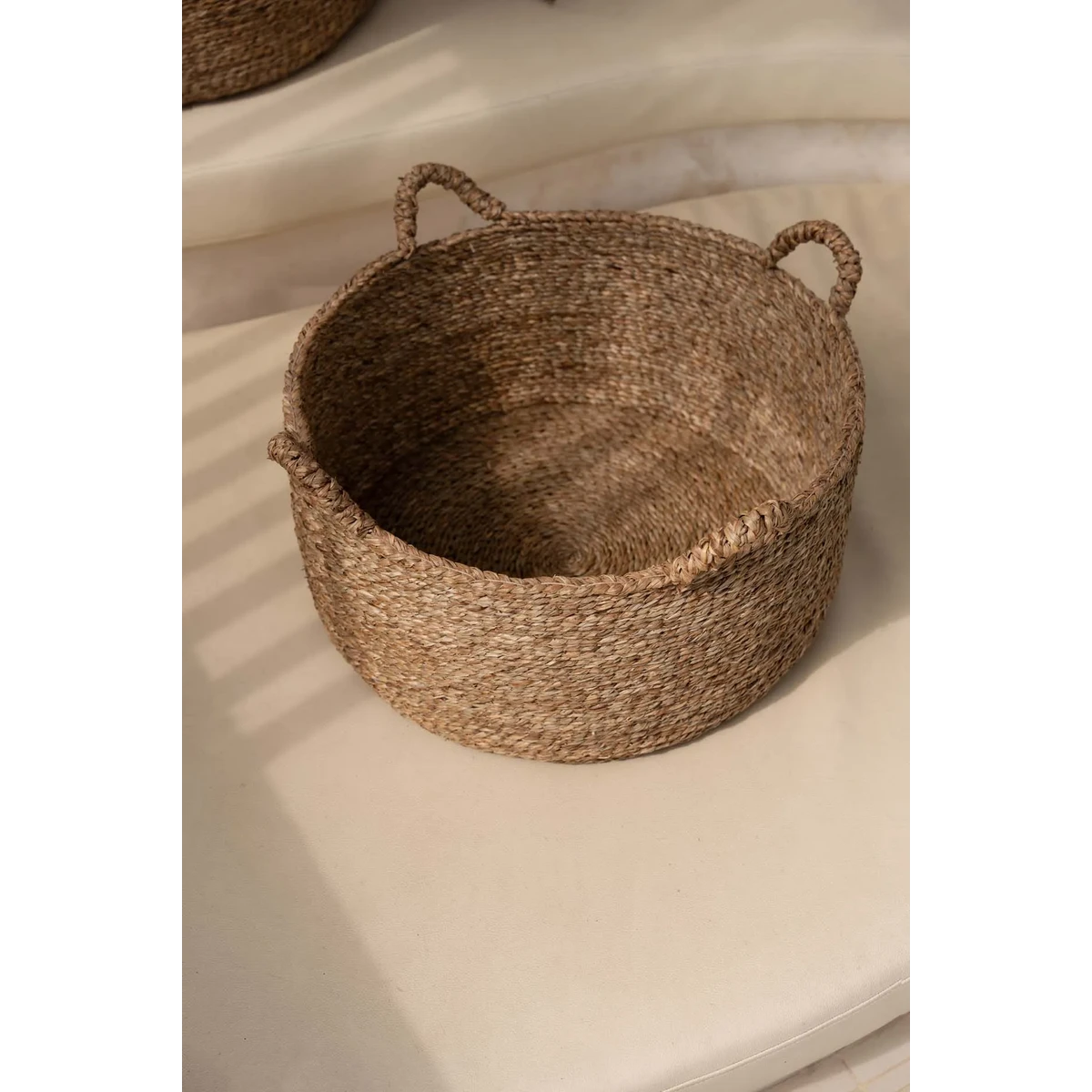 Panier Les Quatre Mains en jonc de mer naturel avec quatre poignées