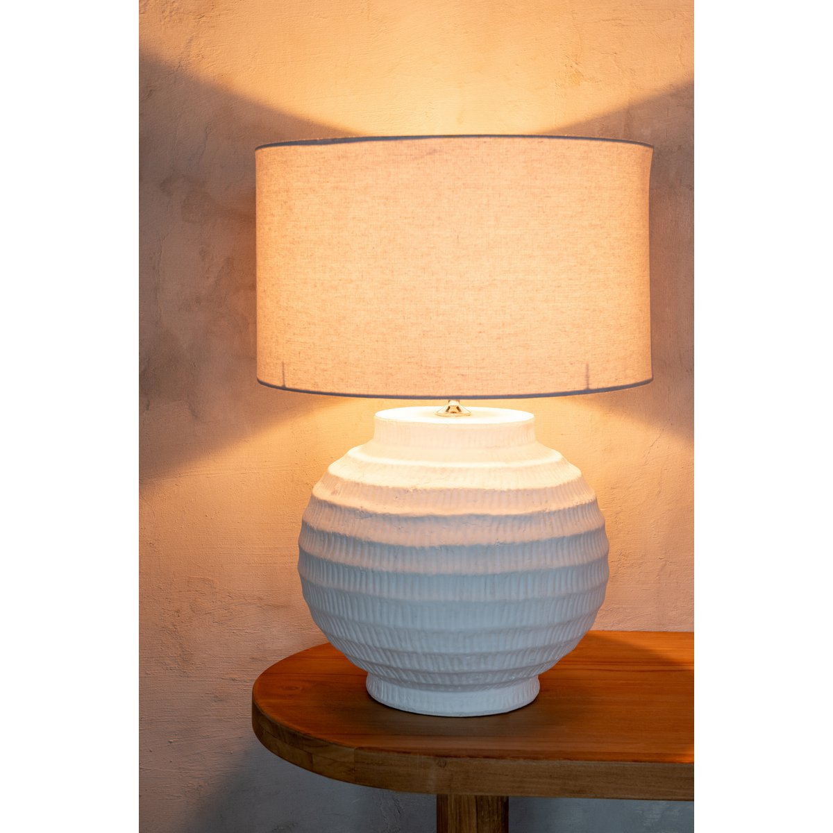 Lampe J-Line dans un salon moderne