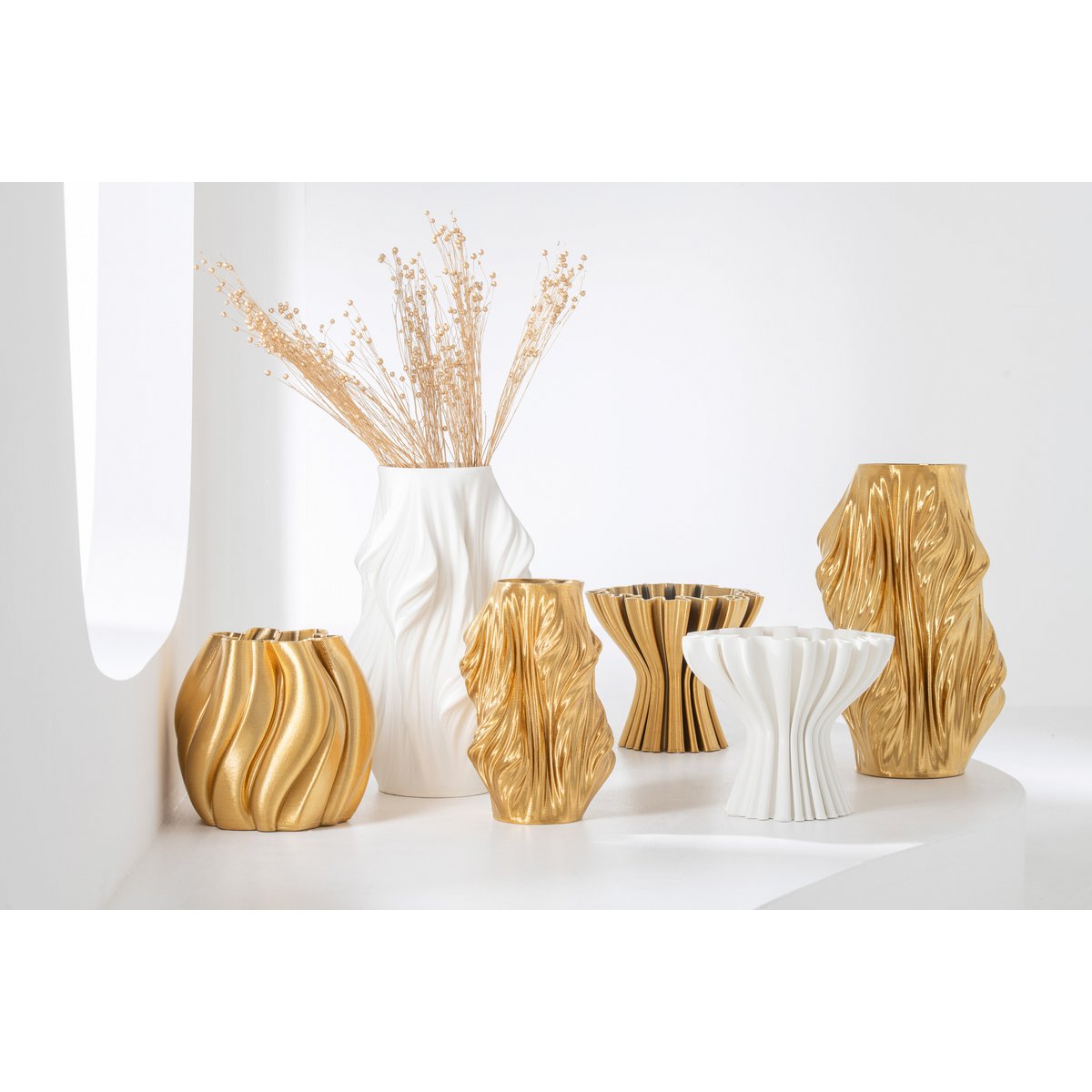Vase J-Line 3D Print Irregular en porcelaine dorée, vue de face