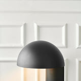 Détail de la lampe Leery montrant le cordon intégré et la base en béton