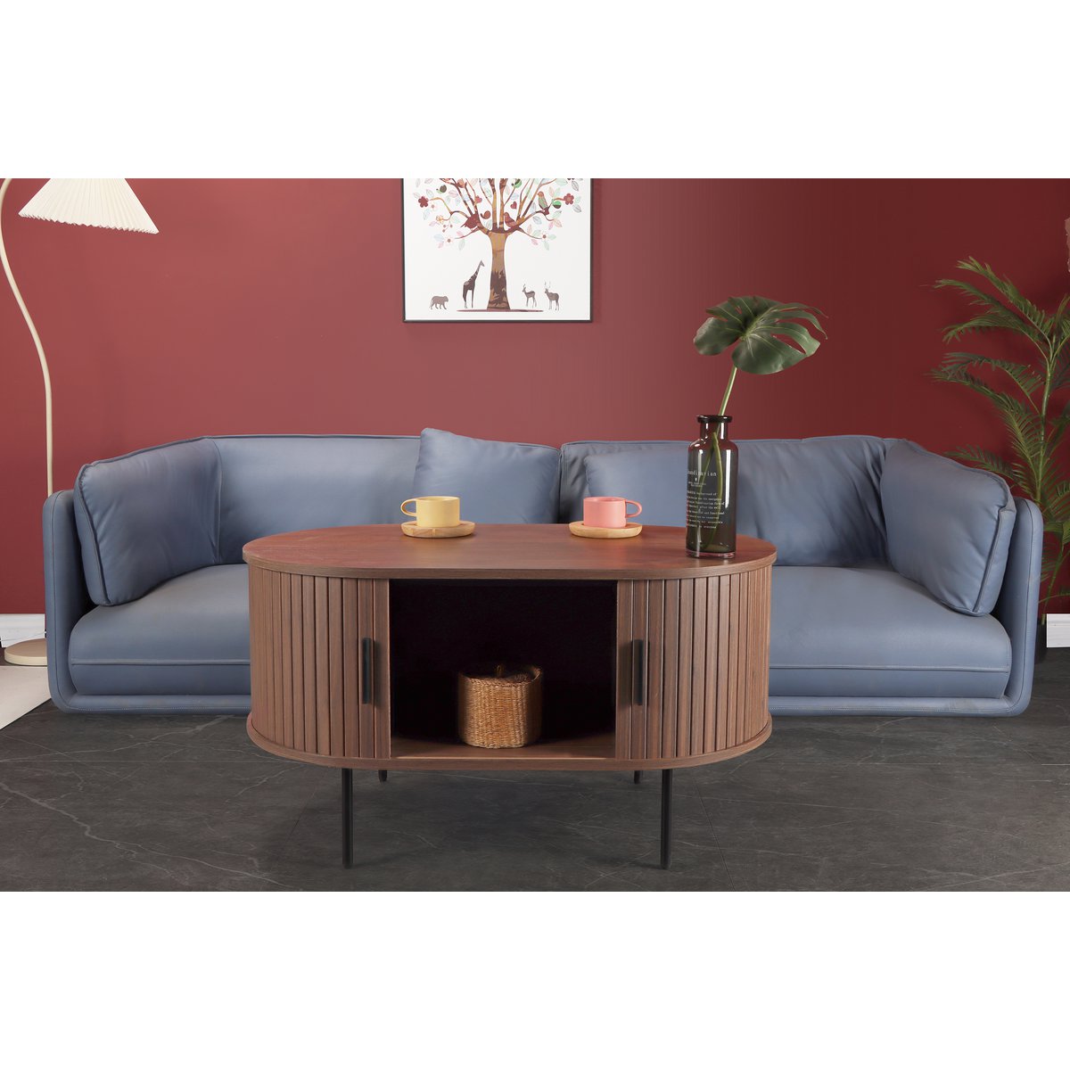 Table basse avec accessoires de décoration