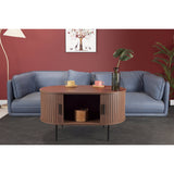 Table basse avec accessoires de décoration
