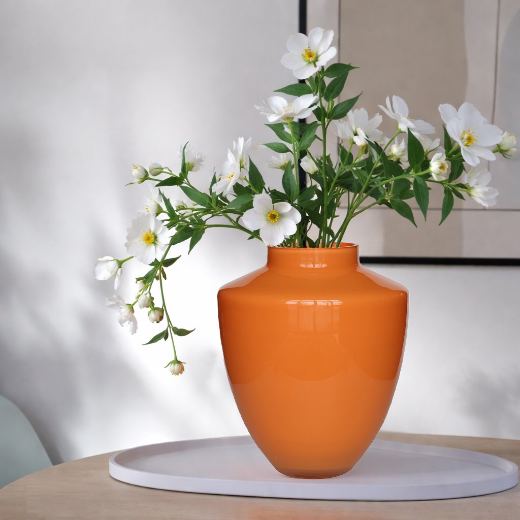 Vase en verre orange foncé