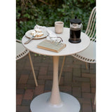 Table Bistro Meira en acier taupe sur une terrasse
