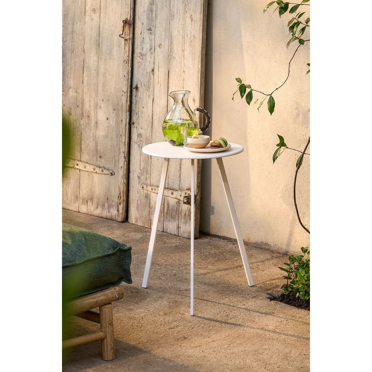 Table d'appoint Seattle Blanc avec décoration florale sur le dessus.