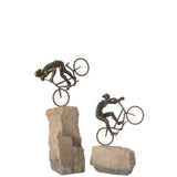 Set de 2 cyclistes en résine beige et noir sur roche, vue de face.
