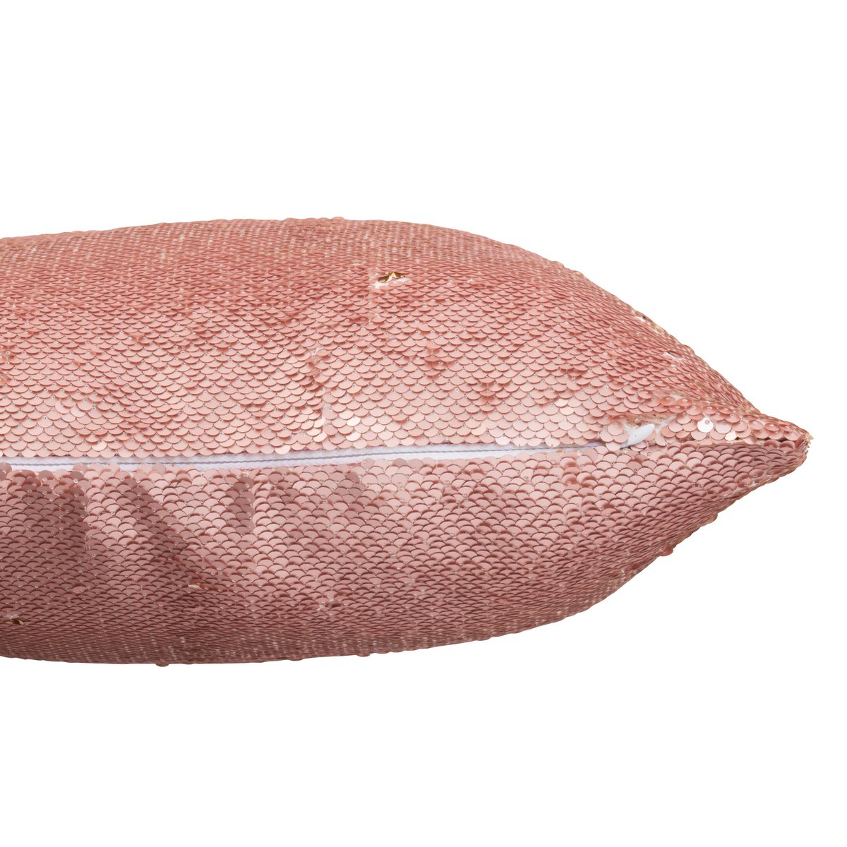 Coussin J-Line sur un canapé moderne, ambiance chic