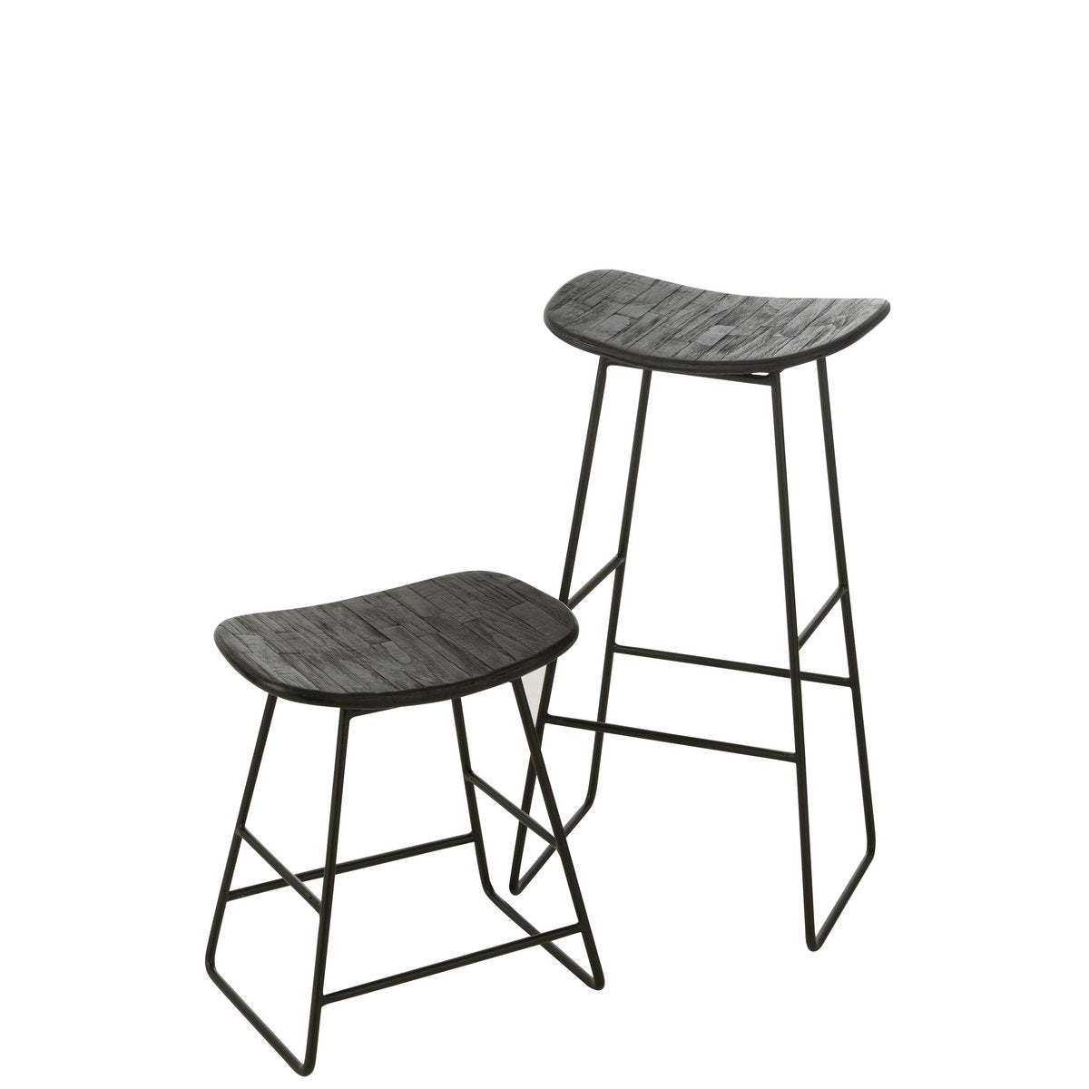 Chaise J-Line en teck recyclé noir dans un espace convivial