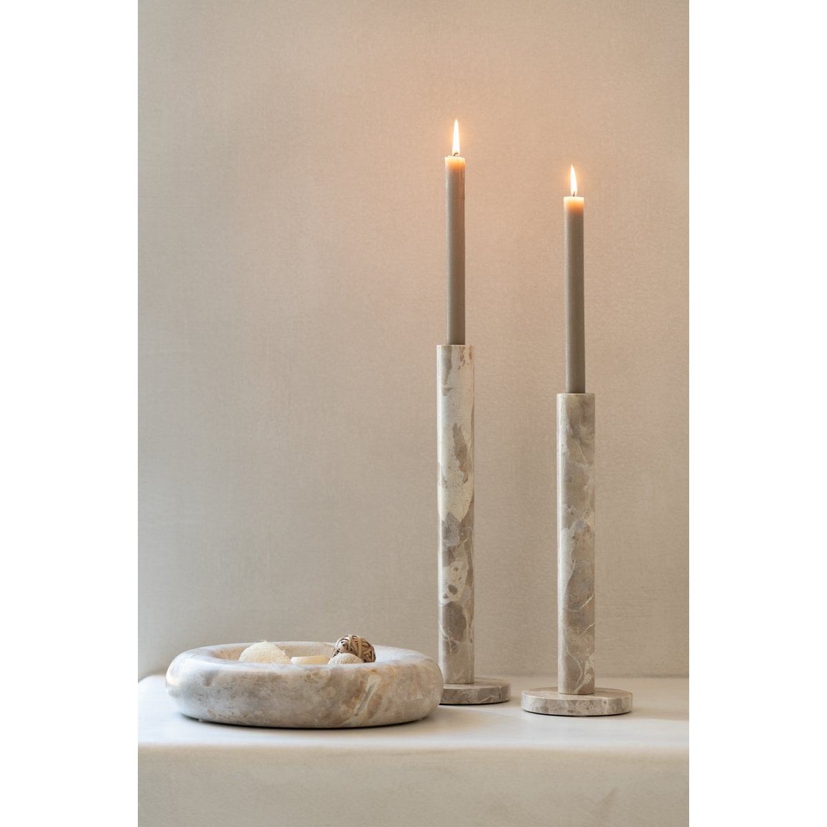 Bol J-Line Round Low Marble - en situation avec des aliments