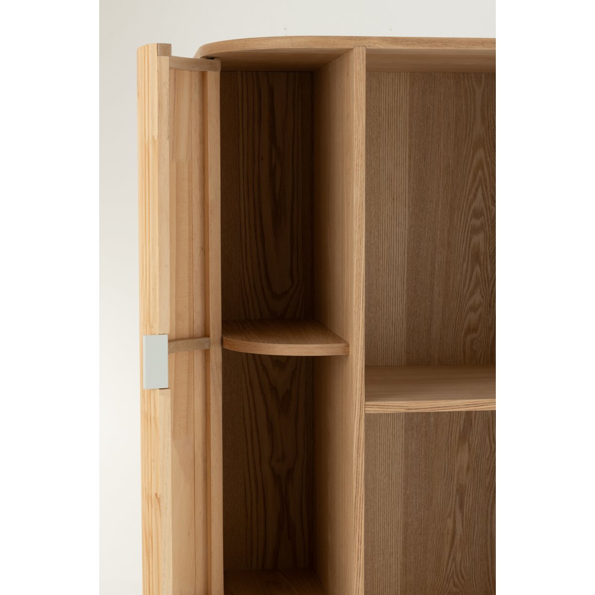 Détail des poignées de l'armoire J-Cas, design élégant