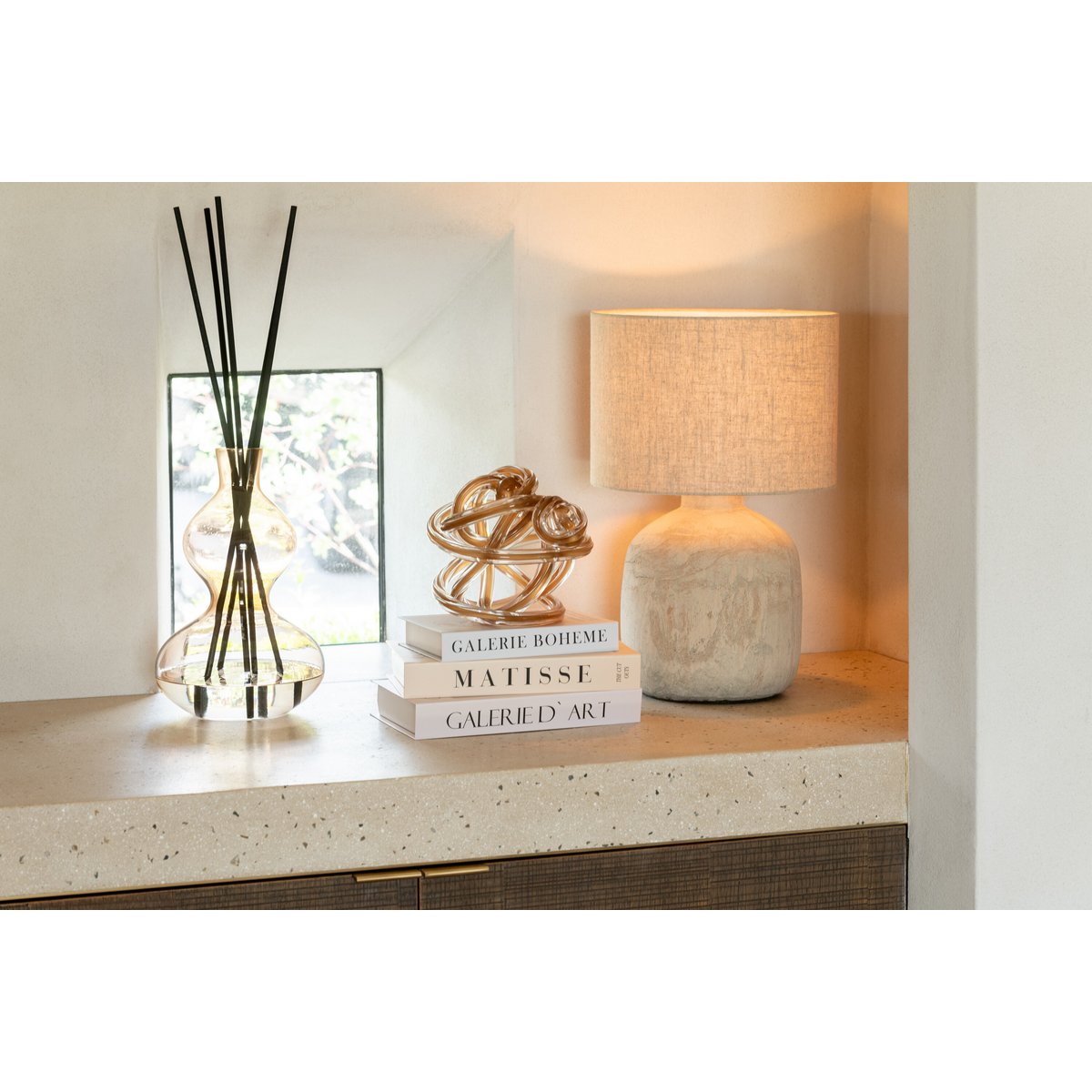 Bougie Geurolie Nordic Vetiver allumée, lumière douce