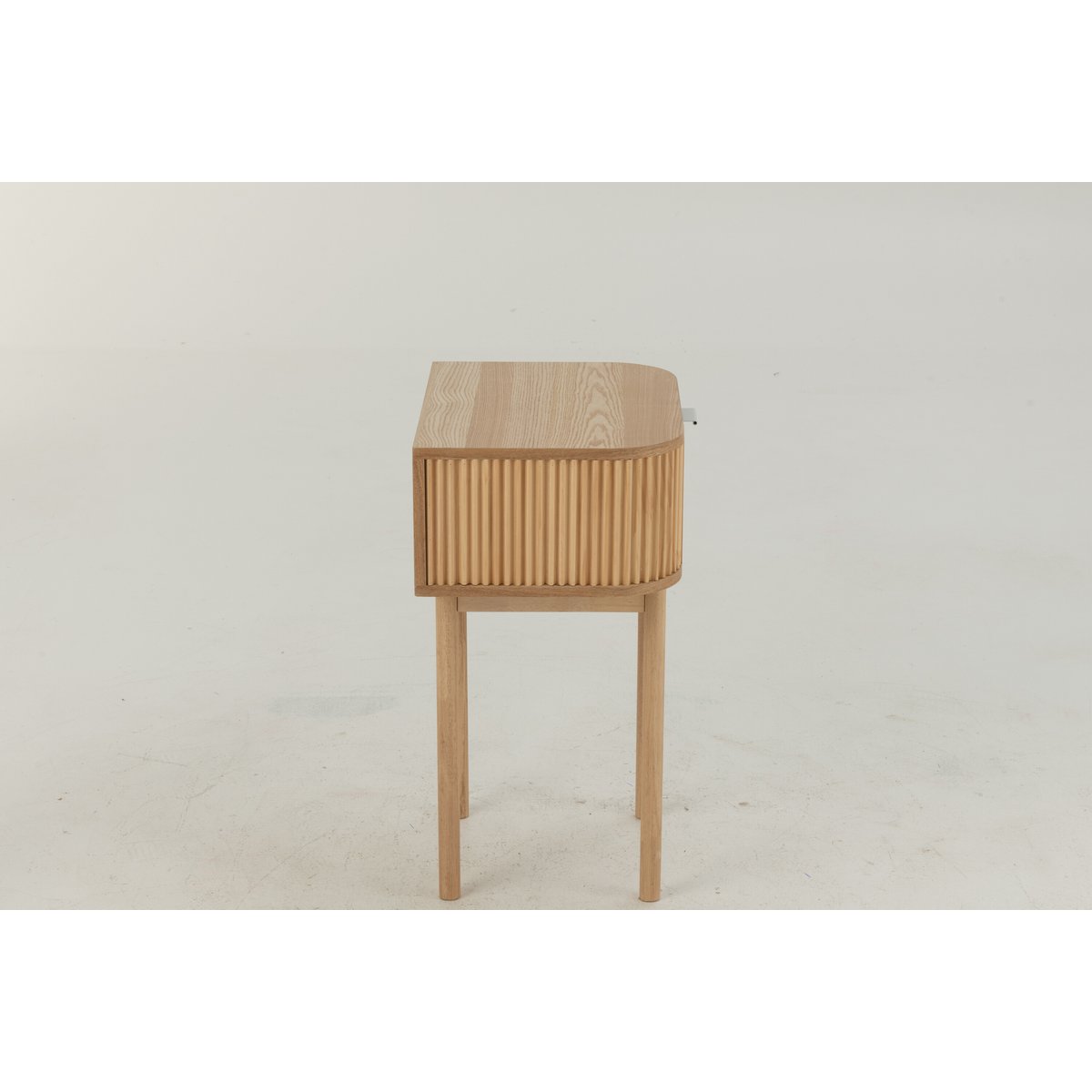Détail du bois de pin de la table de chevet J-Line