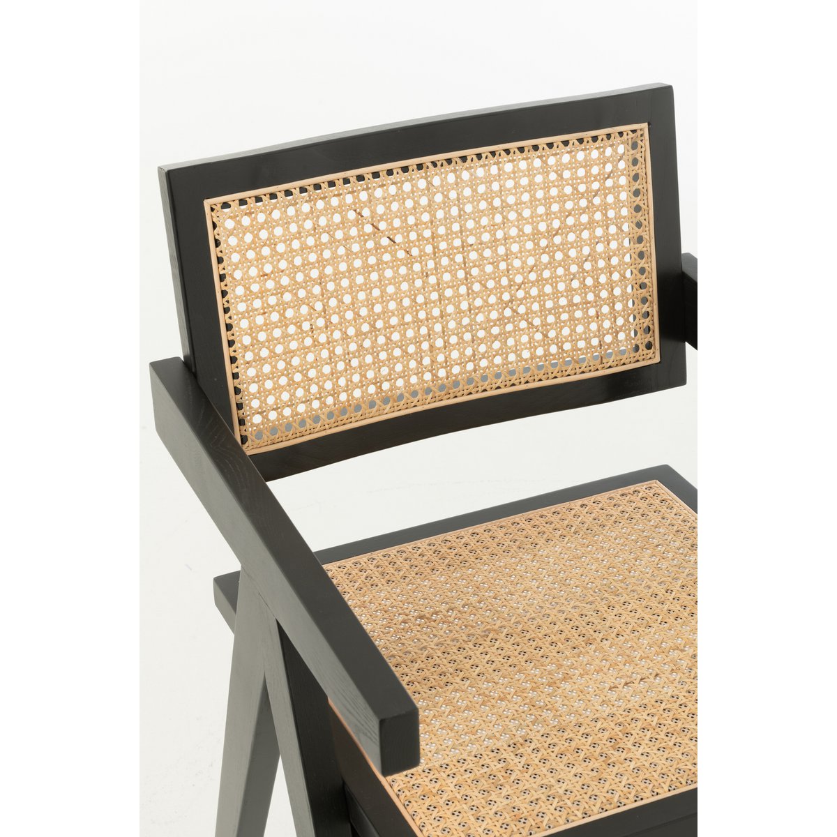 Chaise Treillis J-Line avec des accessoires de décoration
