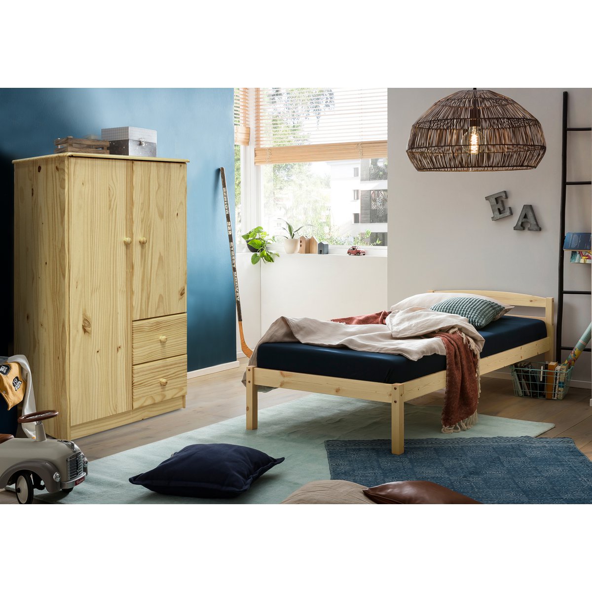 Armoire élégante en pin massif dans une chambre