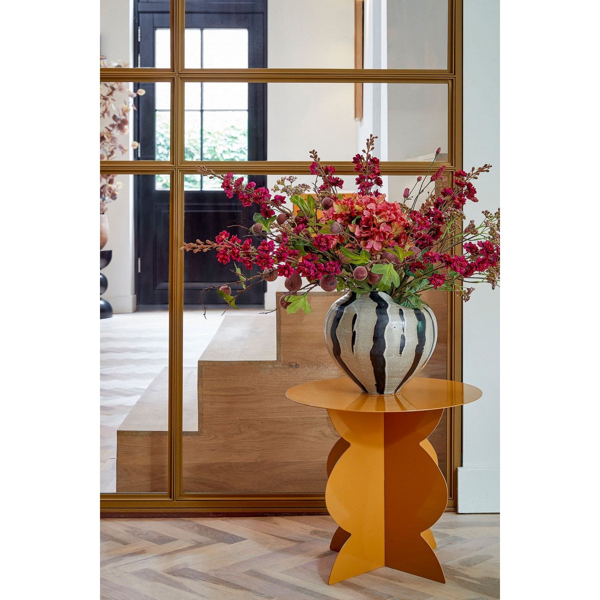 Vue d'ensemble de la table d'appoint Rafi dans un intérieur chic