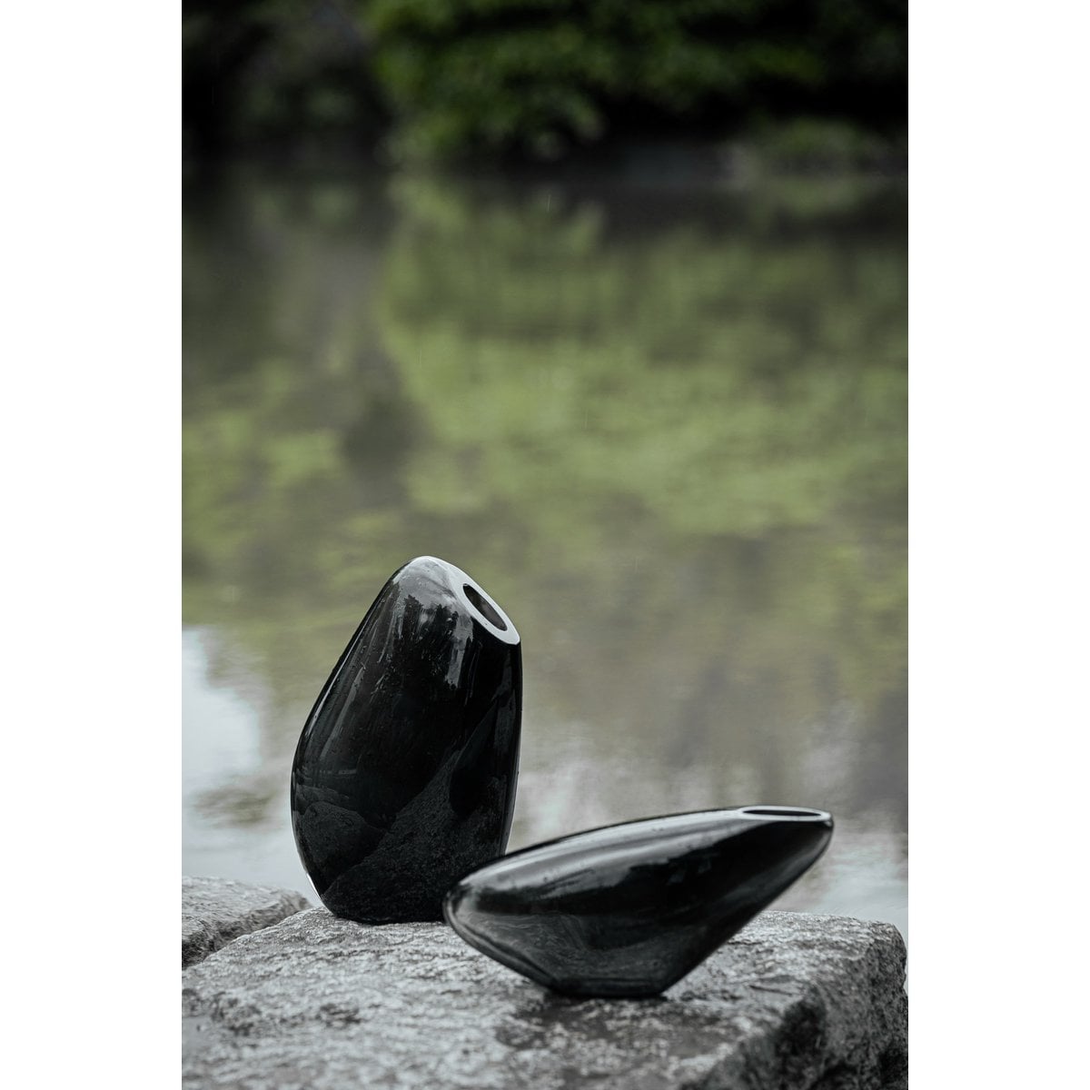Vase KOOKY30GR sur une table, ambiance chic et contemporaine