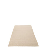 Tapis J-Line sur un sol en bois, style bohème chic