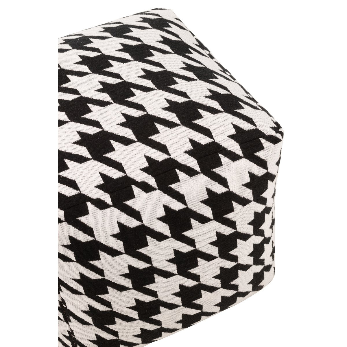 Pouf J-Line Wide dans un salon moderne, ambiance chic
