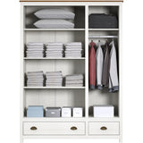 Vue intérieure de l'armoire avec étagères et tringle à vêtements