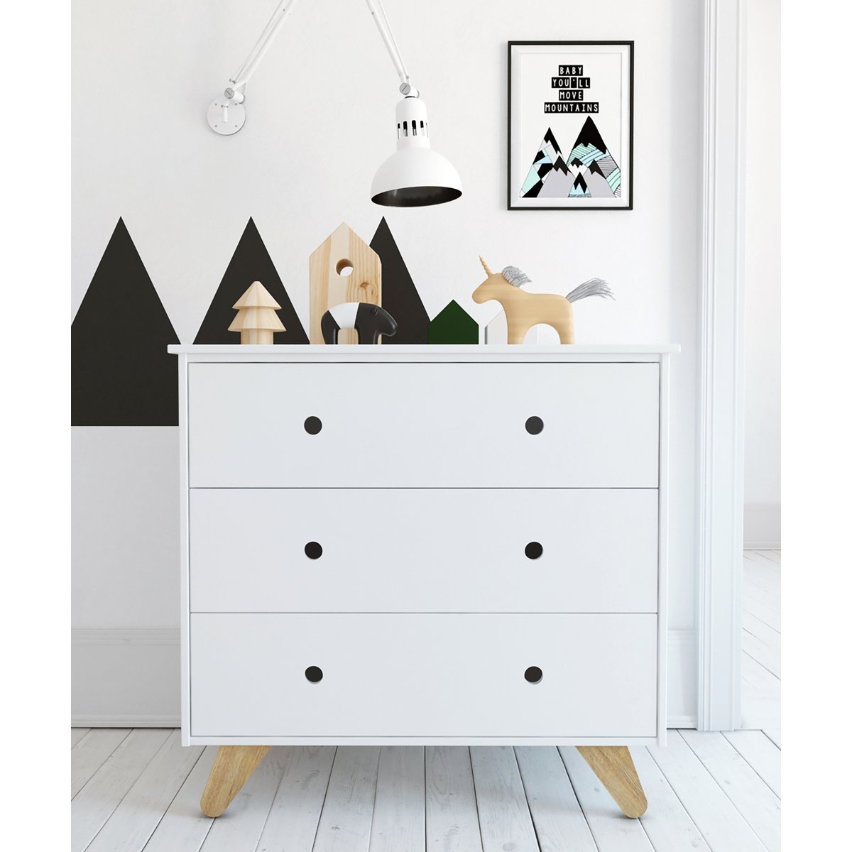 Commode Moebilia dans une chambre moderne, mise en scène