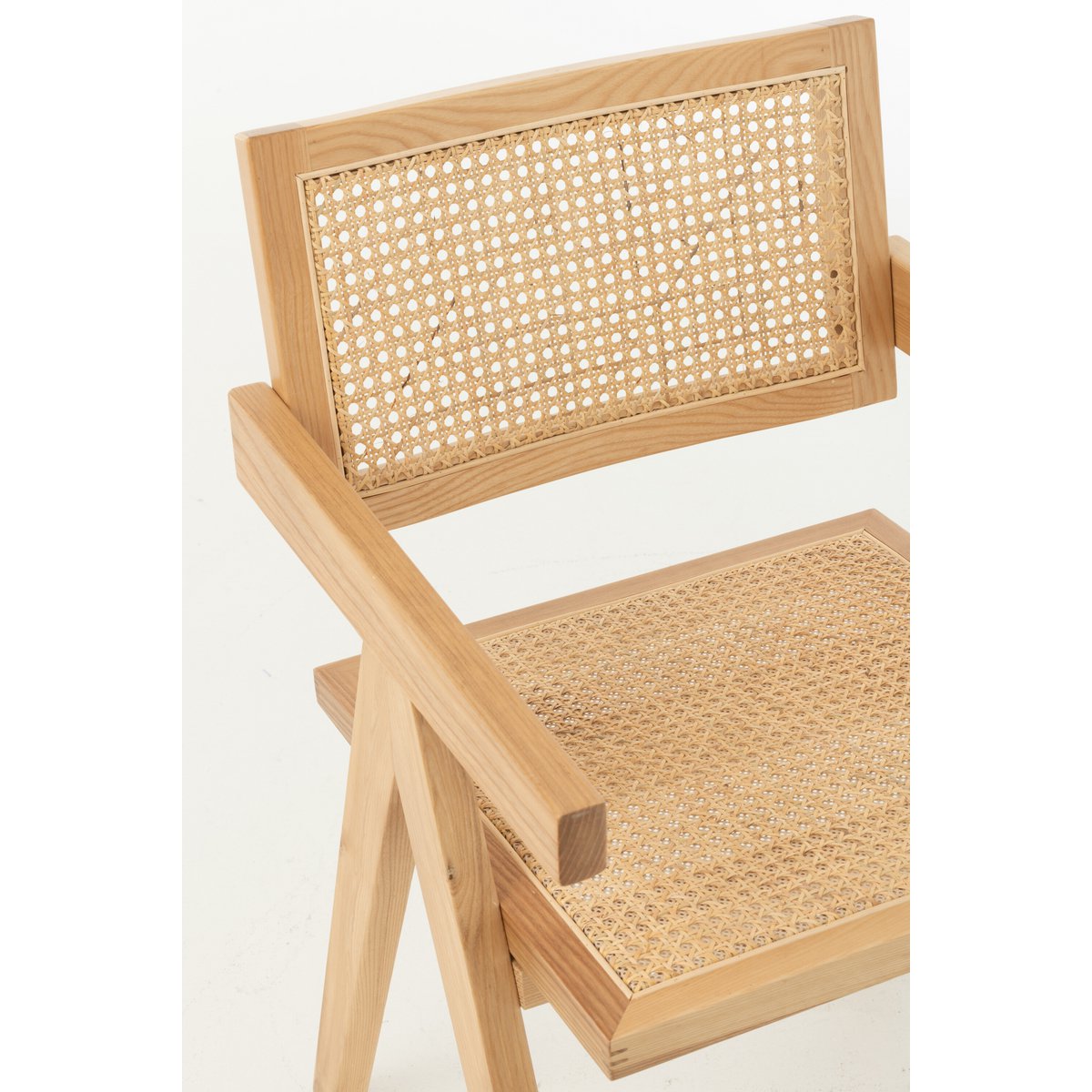 Chaise Treillis J-Line sur un fond lumineux
