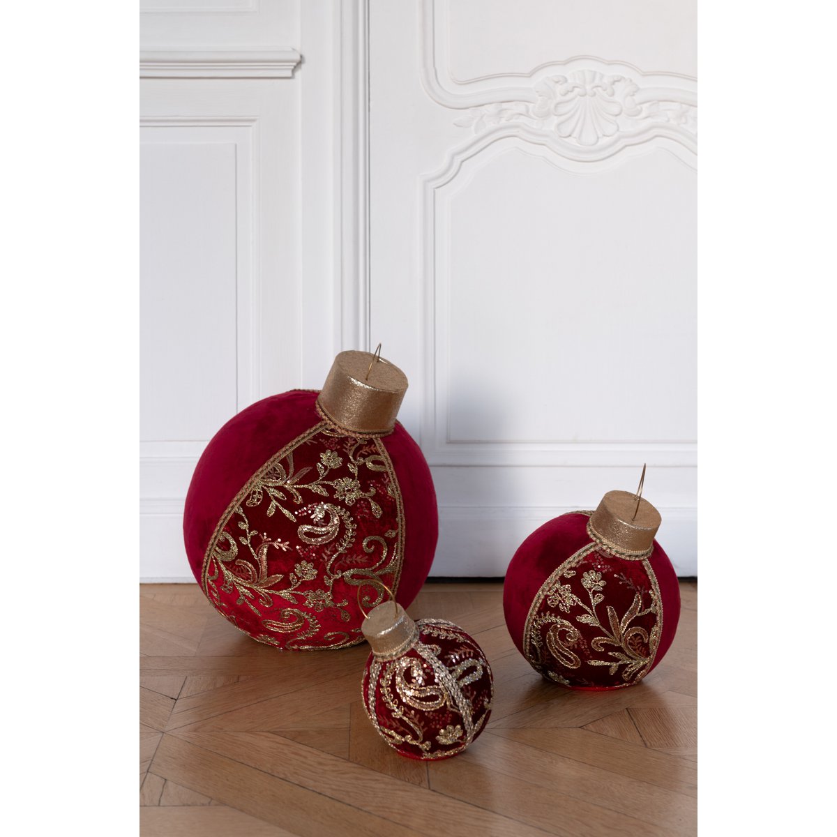 Boules de Noël J-Line en rouge et or - mise en scène élégante