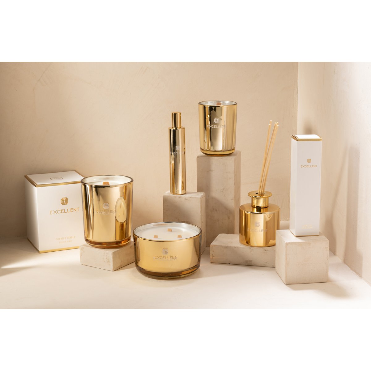 Bougie Golden Honey de J-Line, parfaite pour la décoration intérieure.
