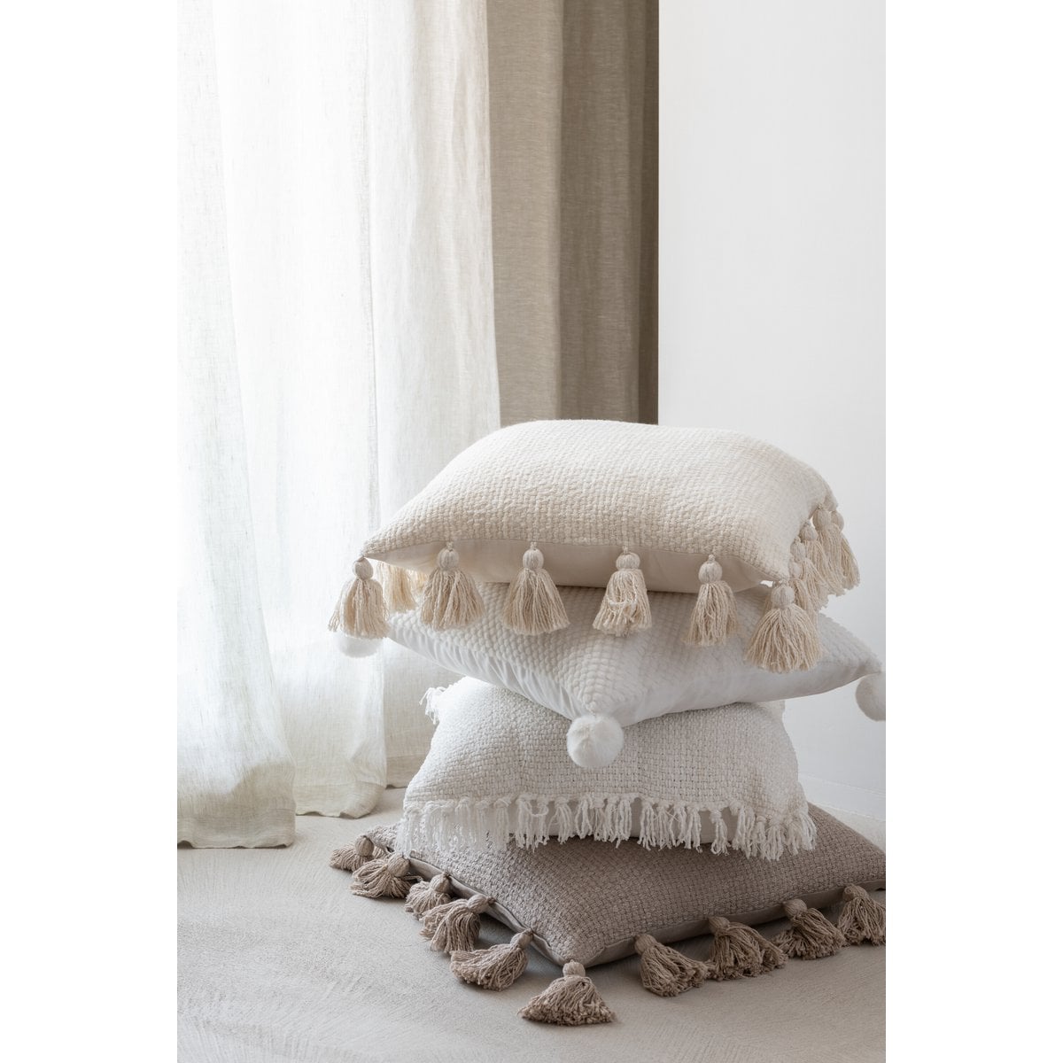 Coussin Doux Blanc Pompons en Polyester - En situation dans un salon
