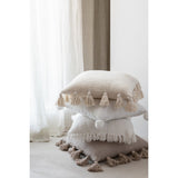 Coussin Doux Blanc Pompons en Polyester - En situation dans un salon