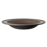 Bol plat en céramique sur fond neutre