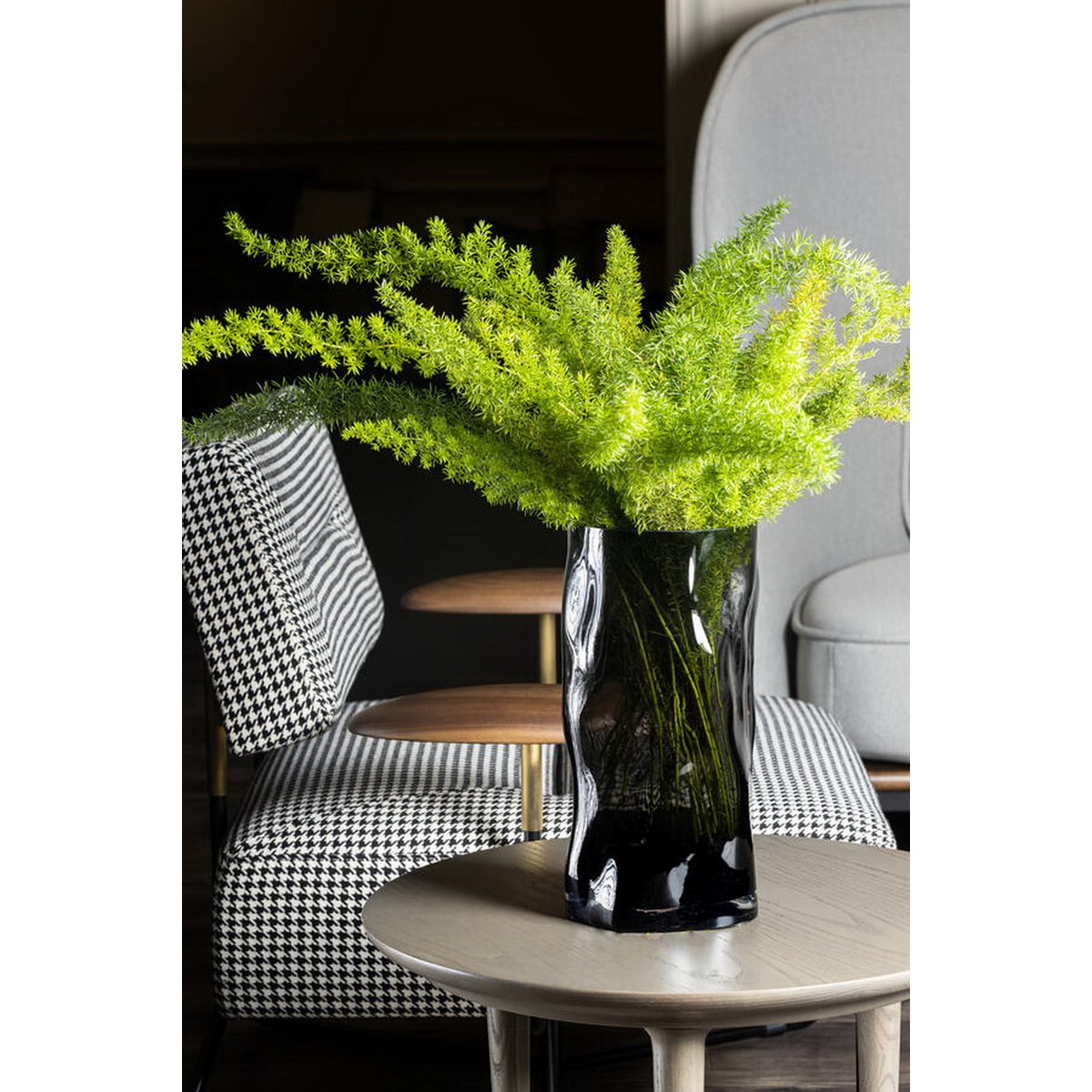 Détail du vase en verre gris foncé, élégant et moderne