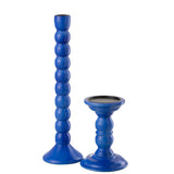 Bougeoir J-Line en bois de manguier bleu sur une table élégante