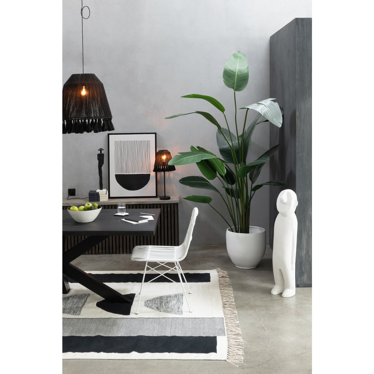 Flowerpot Ying J-Line en céramique blanche avec des plantes