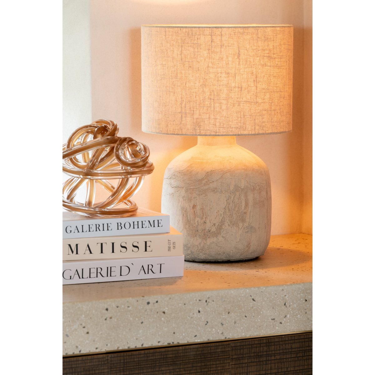 Ambiance chaleureuse créée par la lampe J-Line Mia dans une pièce.
