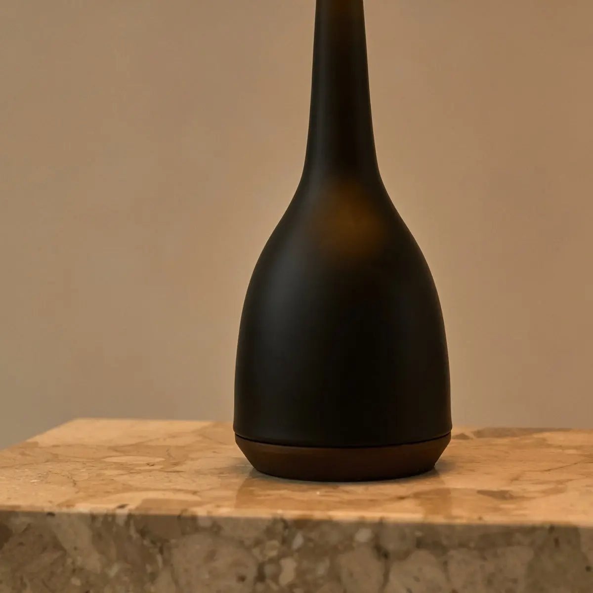 Lampe Jacob sur un bureau, style chic et contemporain