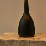 Lampe Jacob sur un bureau, style chic et contemporain