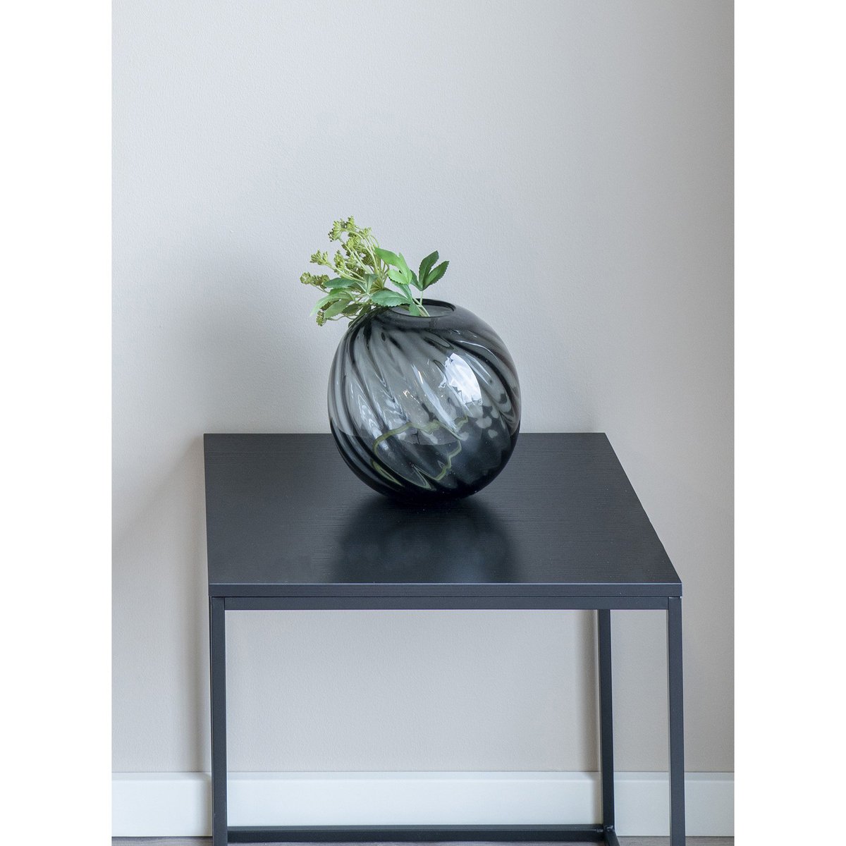 Vase décoratif en verre, intégré dans un salon moderne
