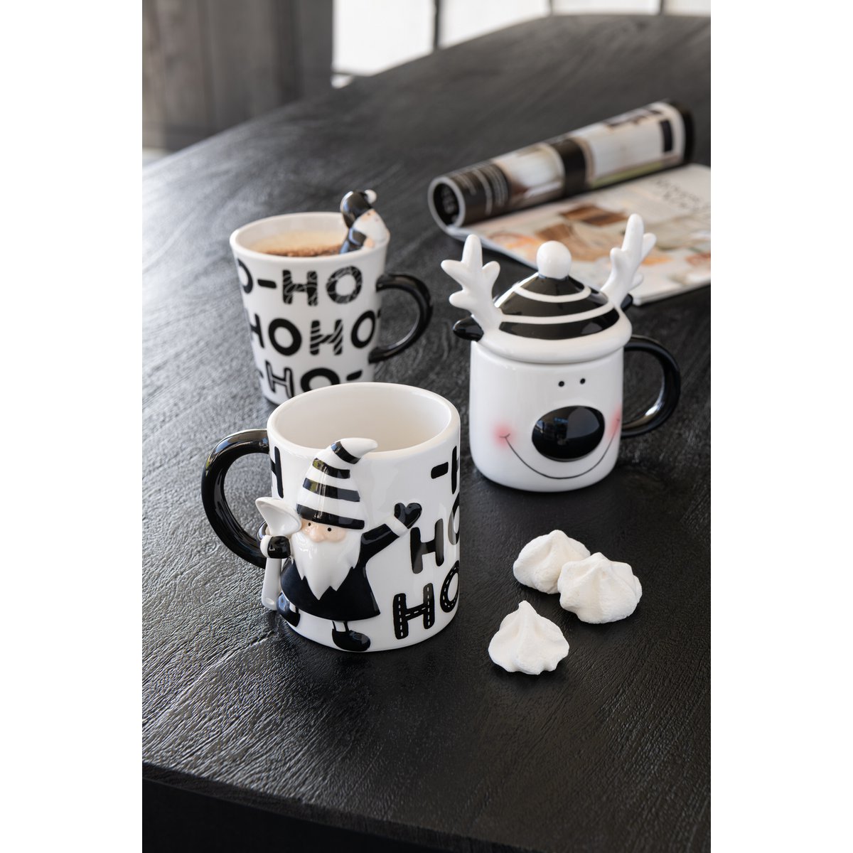 Vue de côté de la tasse Santa Dolomite J-Line sur table élégante