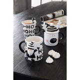 Vue de côté de la tasse Santa Dolomite J-Line sur table élégante