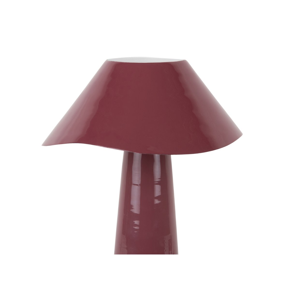 Détail de l'abat-jour ondulé de la lampe Ameno, couleur rouge