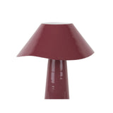 Détail de l'abat-jour ondulé de la lampe Ameno, couleur rouge