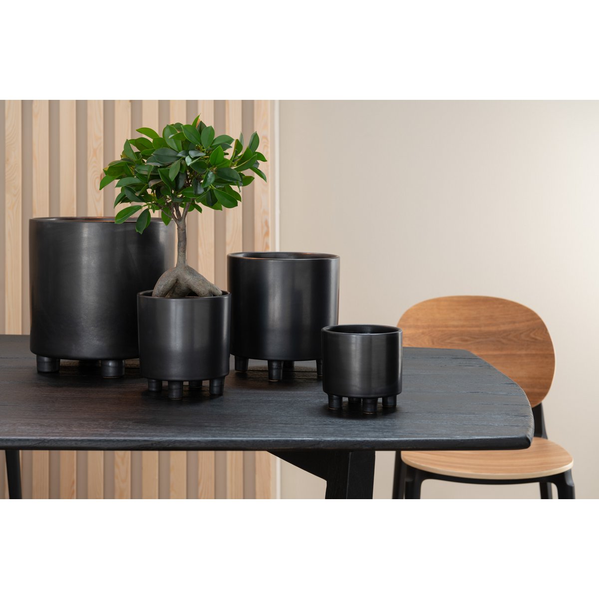Pot de fleur J-Line Smoke en céramique gris/noir, gros plan sur les détails
