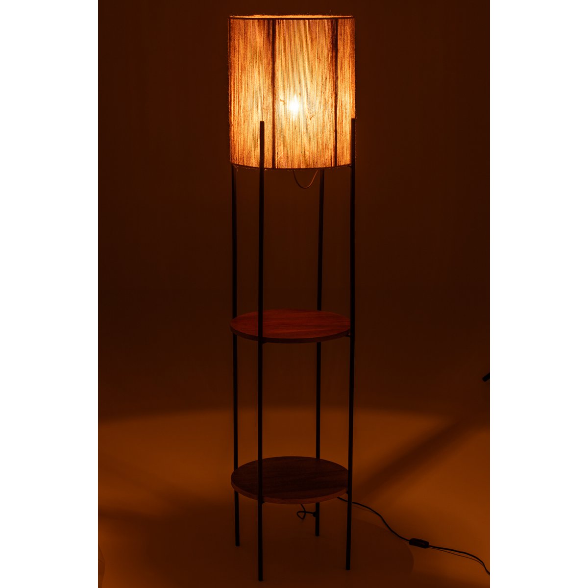 Lampe J-Line dans un salon moderne, ambiance chaleureuse