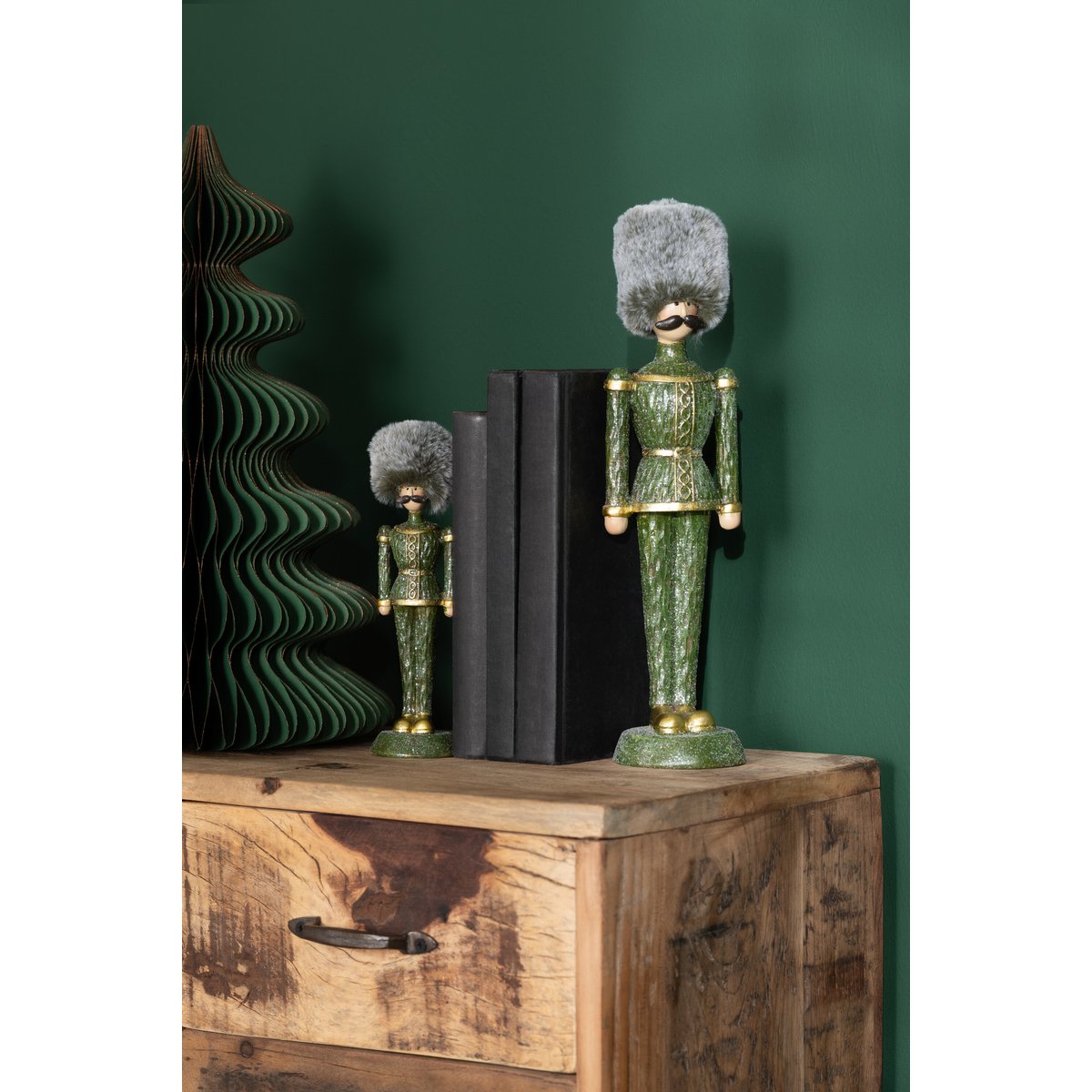 Chapeau de fourrure Casse-Noisette vert sur une table décorative - vue 3
