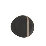 Détail de l'assiette J-Line montrant la texture en céramique