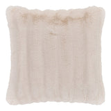 Coussin Galène en fourrure blanche sur un canapé moderne